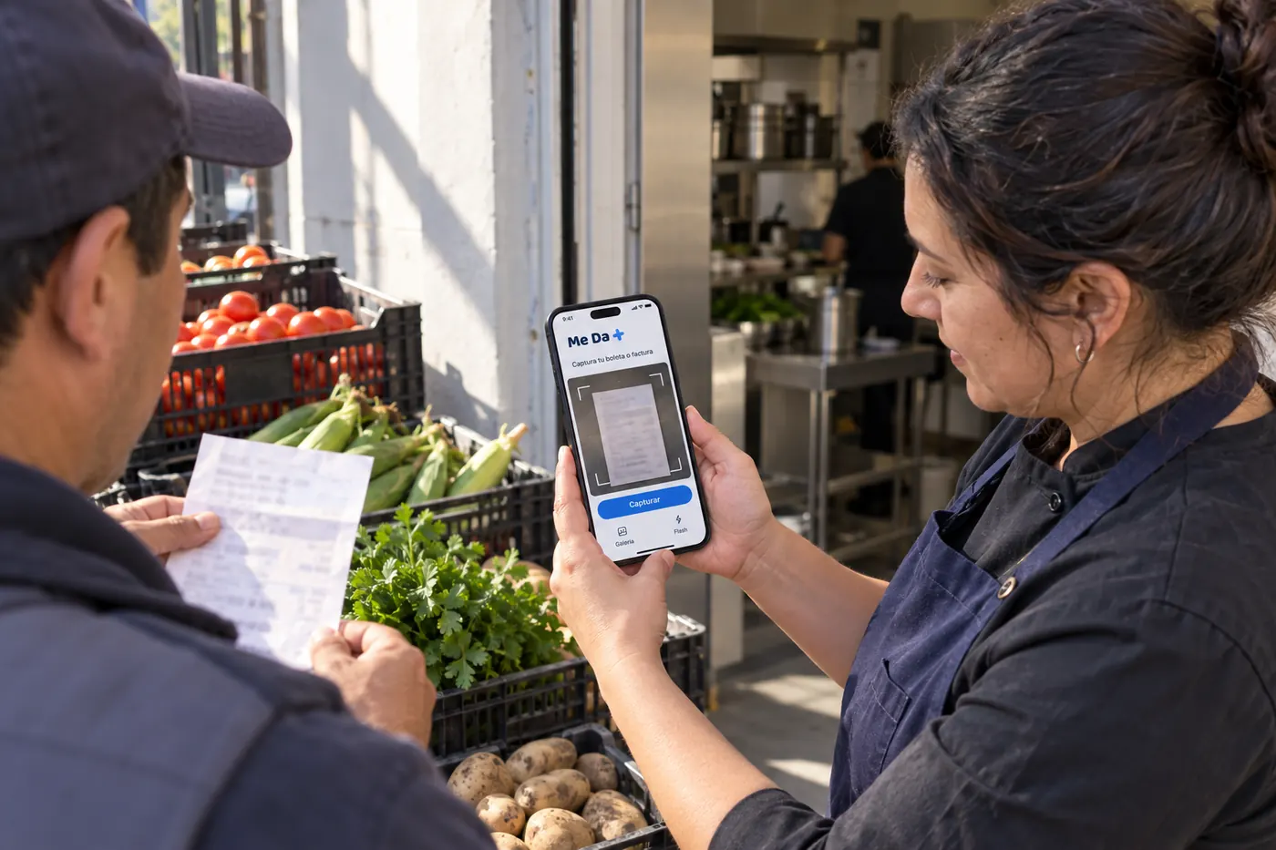 Dueña fotografía con el teléfono la factura que le entrega su proveedor de verduras.